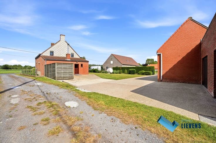 Hoeve met bijgebouw op een perceel van 8.177 m²