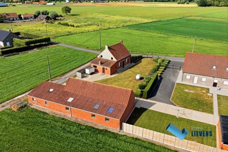 Hoeve met bijgebouw op een perceel van 8.177 m²