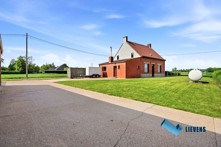 Hoeve met bijgebouw op een perceel van 8.177 m²