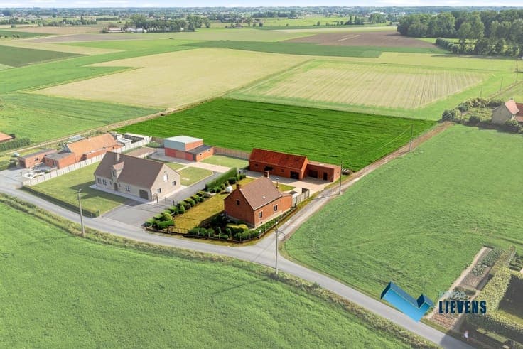 Hoeve met bijgebouw op een perceel van 8.177 m²