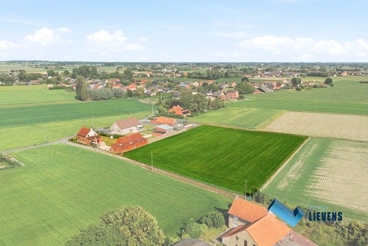 Hoeve met bijgebouw op een perceel van 8.177 m²