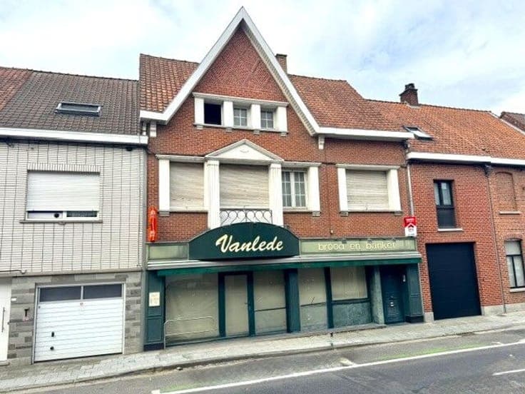 Spacious Commercial Property with Studio and Large Residence