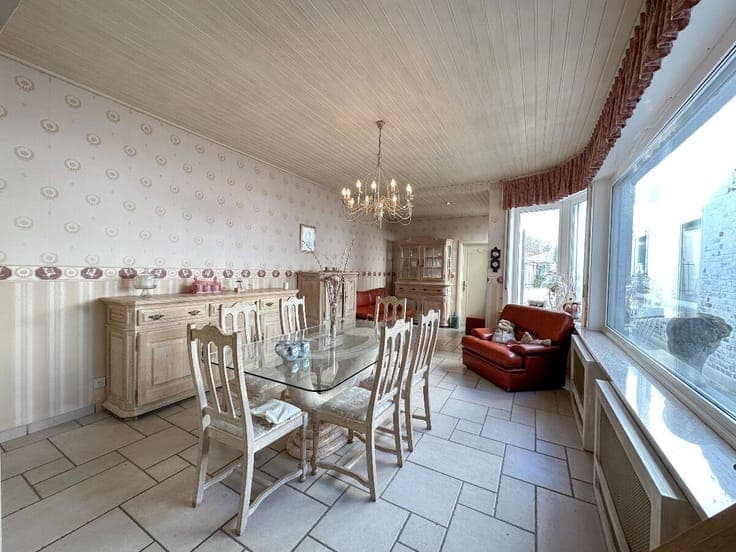 Spacious Commercial Property with Studio and Large Residence