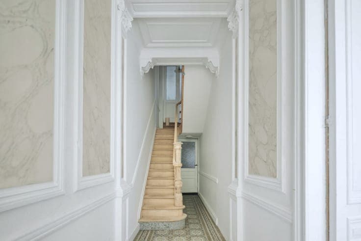 A preserved townhouse with a patio and a roof terrace
