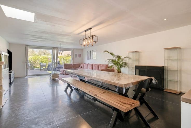 Instapklare en energiezuinige tussenwoning met 5 slaapkam...