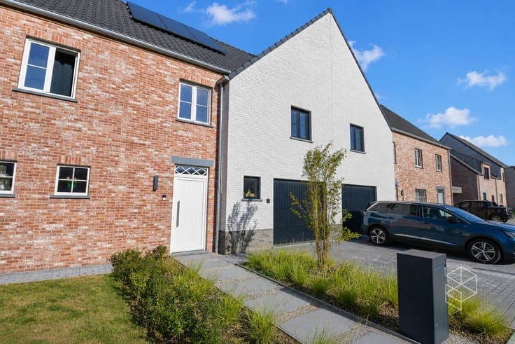Recente (bj. 2024) royale woning met 3 grote SLPK en tui...