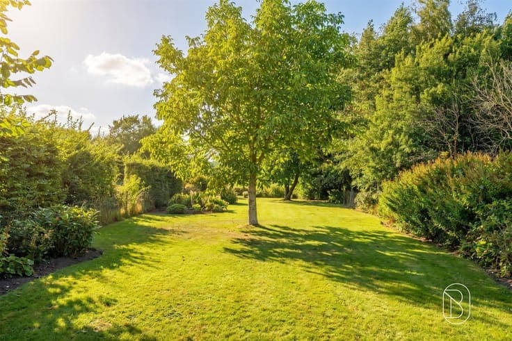 Spacious two-story home in Ronse: 5 bedrooms, 3 bathrooms, 2