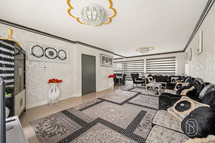 Spacious two-story home in Ronse: 5 bedrooms, 3 bathrooms, 2