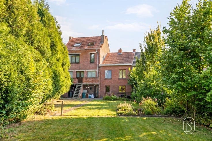 Spacious two-story home in Ronse: 5 bedrooms, 3 bathrooms, 2