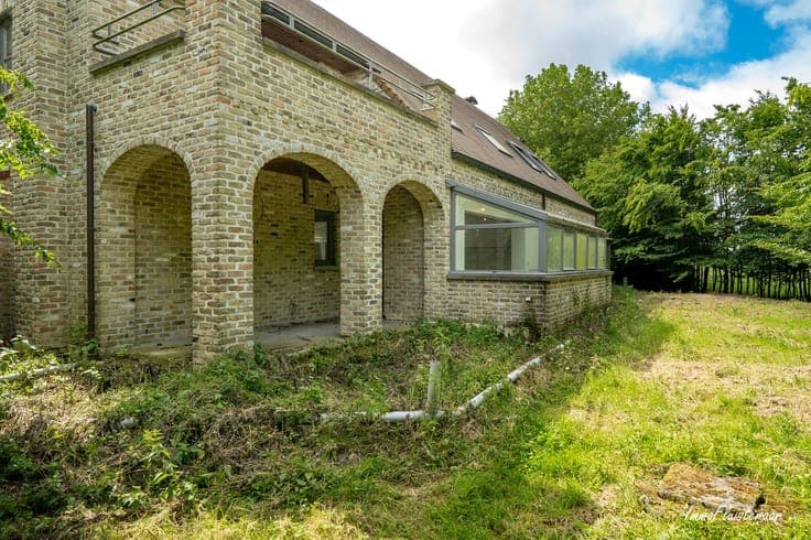 High-quality rough construction villa with outbuilding and