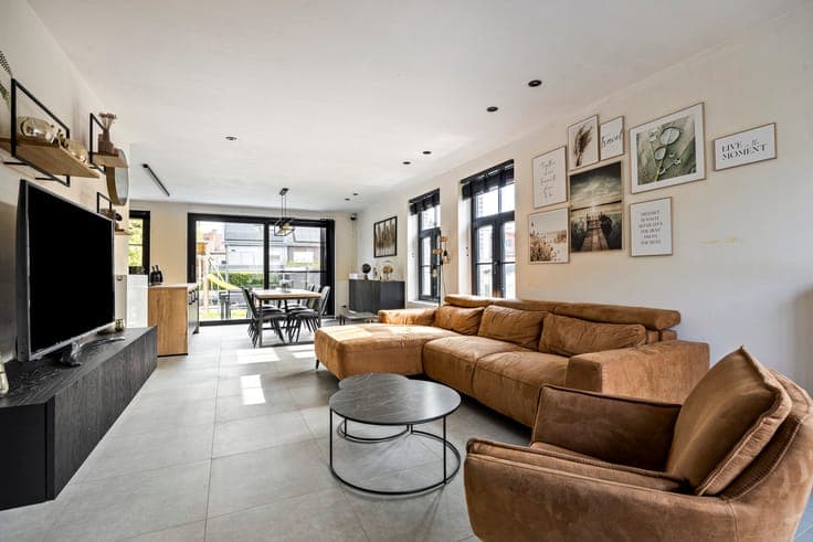 Stylish newly built home in a prime location with driveway