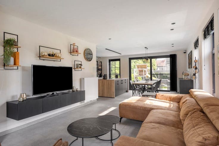 Stylish newly built home in a prime location with driveway