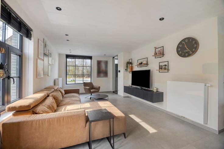 Stylish newly built home in a prime location with driveway