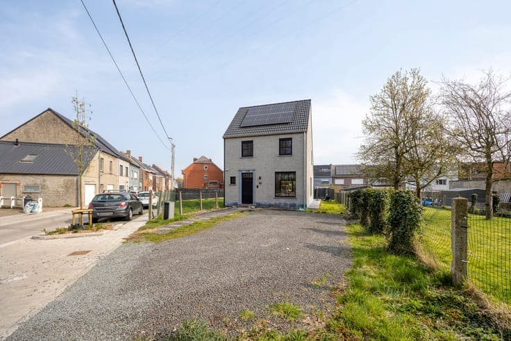 Stylish newly built home in a prime location with driveway