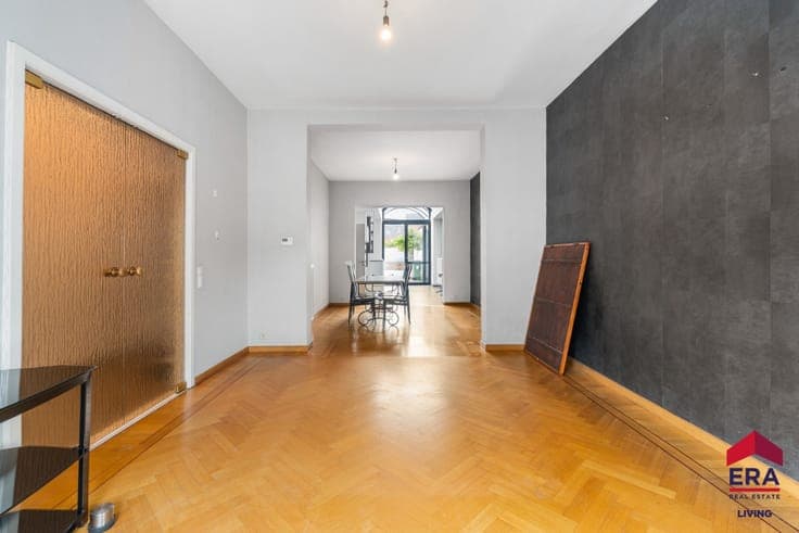 Spacious house with 5 bedrooms and garden in the centre