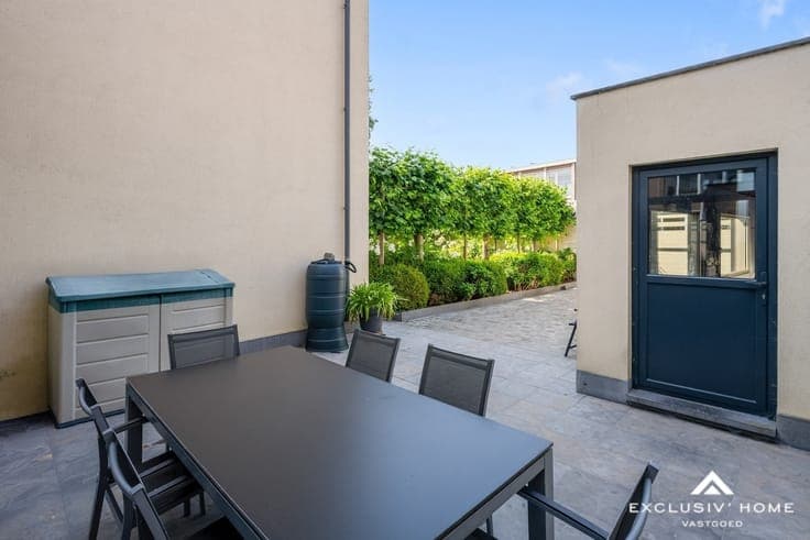 Prestigious manor house with grandeur, garden and garage in