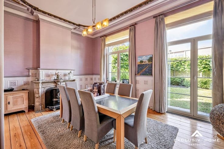 Prestigious manor house with grandeur, garden and garage in