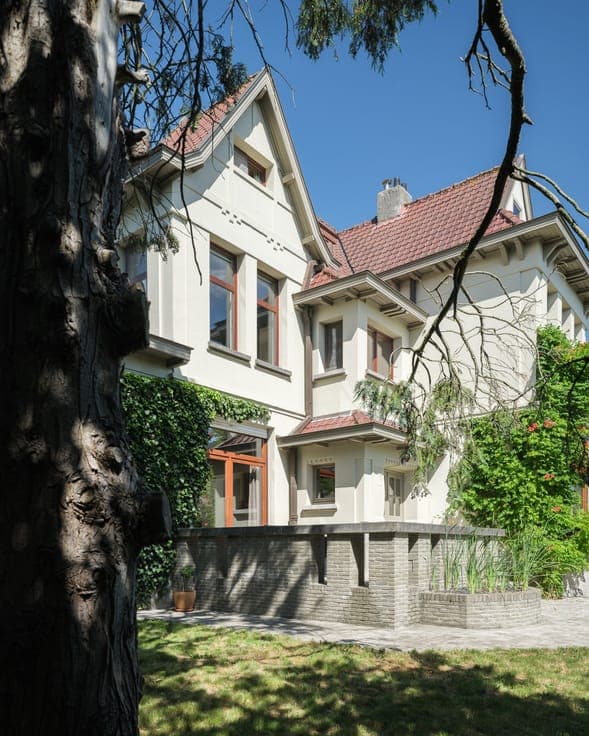 Karaktervolle herenwoning met 5 slaapkamers, dubbele garage