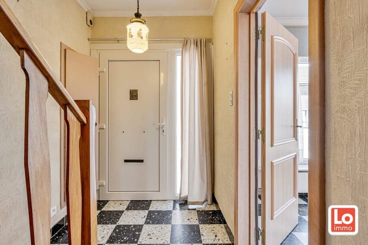 Verder te renoveren halfopen woning en afzonderlijke dubb...