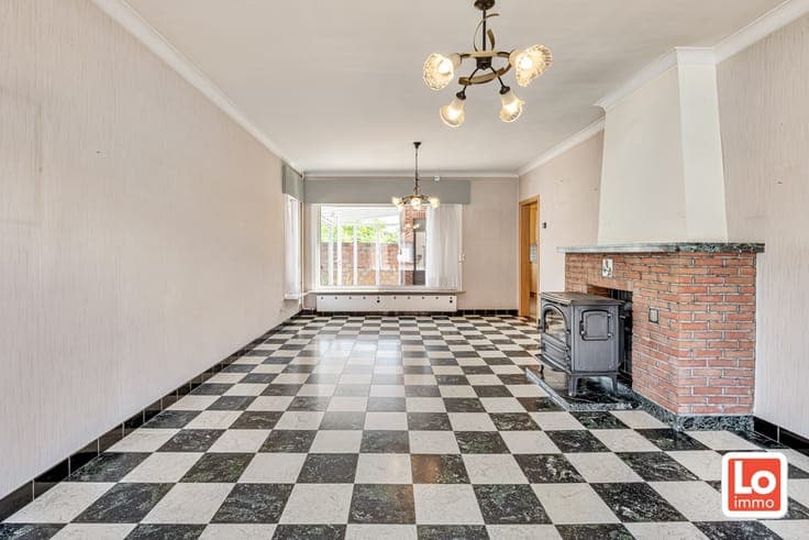 Verder te renoveren halfopen woning en afzonderlijke dubb...