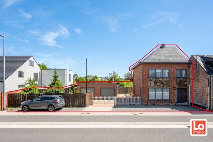Verder te renoveren halfopen woning en afzonderlijke dubb...