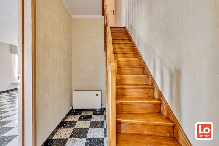 Verder te renoveren halfopen woning en afzonderlijke dubb...