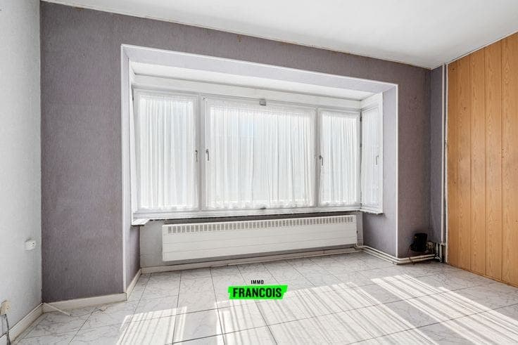 Family home in need of refreshing with integral garage and …