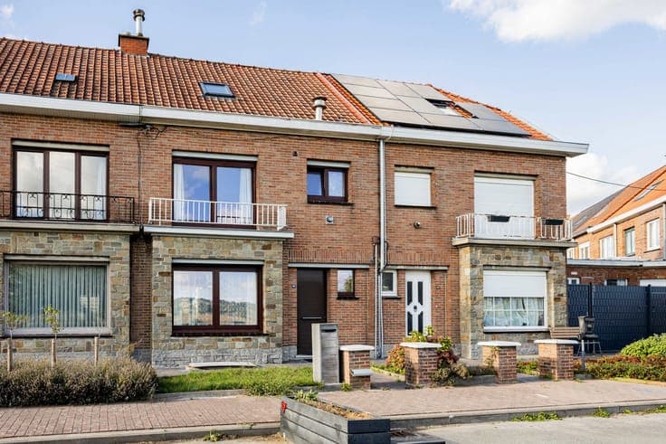 Beautifully renovated starter home in a quiet street