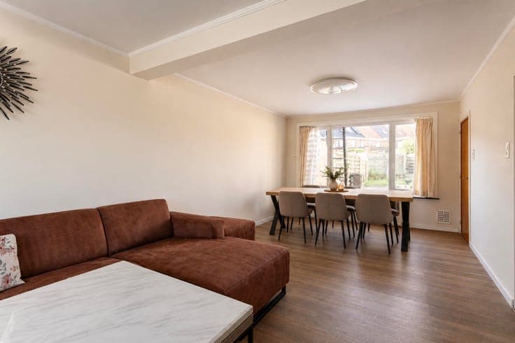 Beautifully renovated starter home in a quiet street