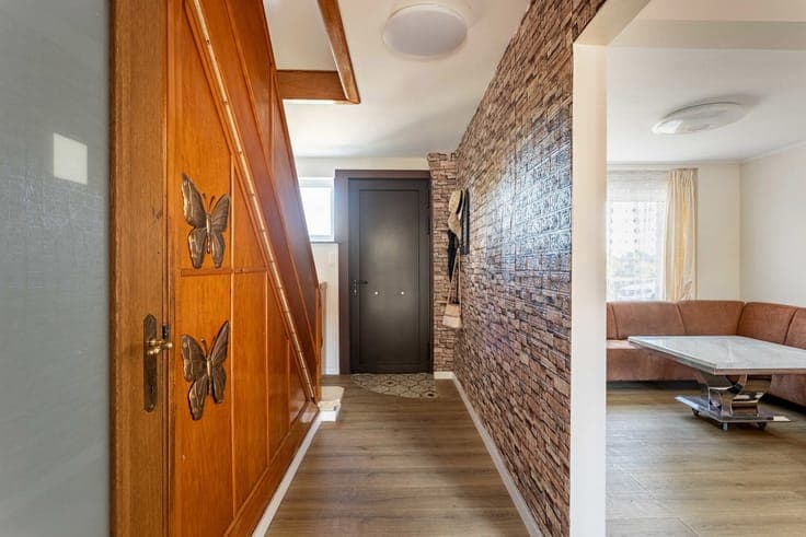 Beautifully renovated starter home in a quiet street