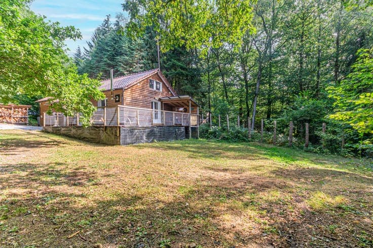 Chalet in the heart of the forest, rented as tourist lodging