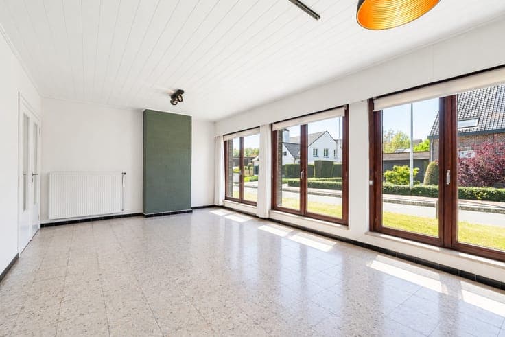 Vrijstaande bungalow met loods op een perceel van 865 m² ...