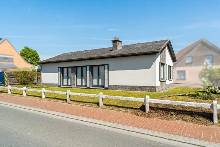 Vrijstaande bungalow met loods op een perceel van 865 m² ...