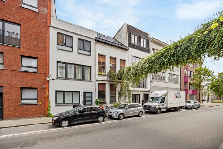 Spacious Family Home with 4–5 Bedrooms and City Garden