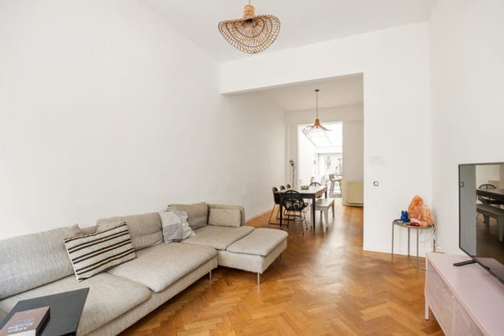 Spacious Family Home with 4–5 Bedrooms and City Garden