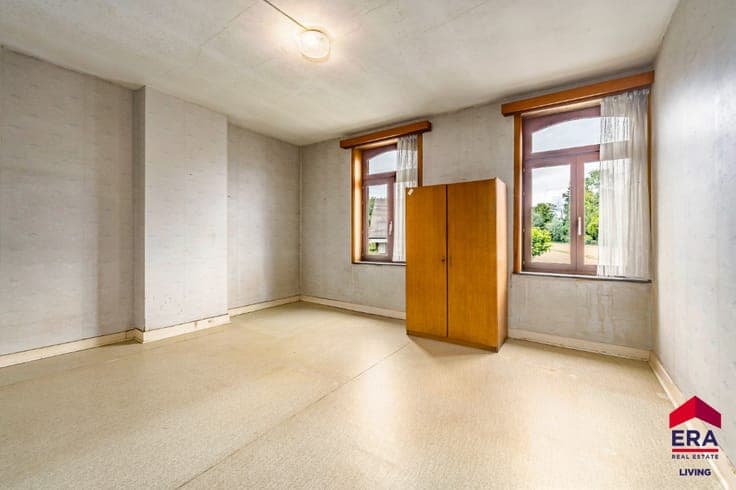 Spacious home with potential, 4 bedr. & garden near Aalst