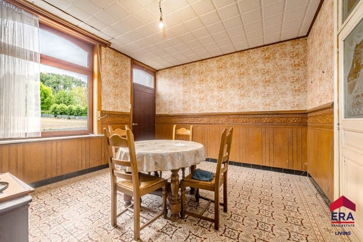 Spacious home with potential, 4 bedr. & garden near Aalst