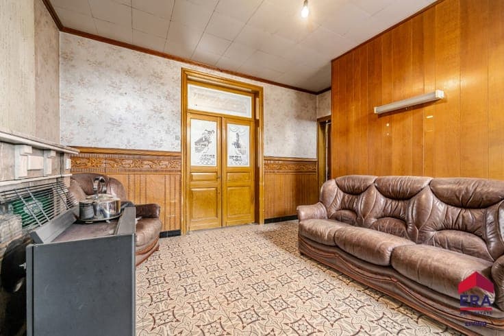 Spacious home with potential, 4 bedr. & garden near Aalst