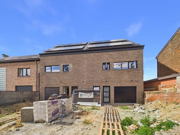 New-Build 3-Bedroom House with GARAGE, TERRACE & GARDEN