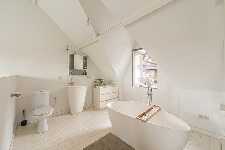Ready-to-move-in, characterful house with 4 bedrooms and ci
