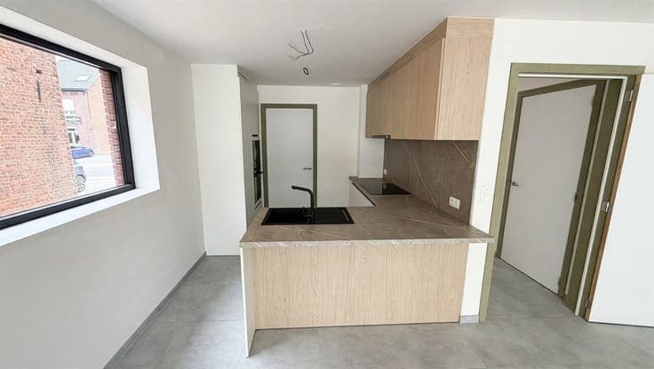 Turnkey new build home with 4 bedrooms, 2 bathrooms, and sun