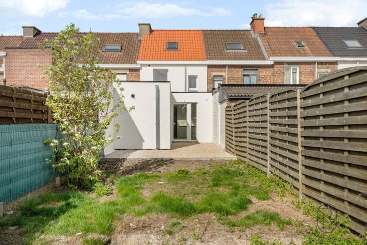 Well-located HOME with GARDEN!