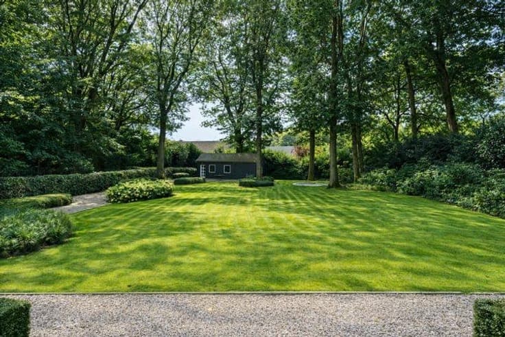 Villa met ruime slaapkamers in een oase van groen te Deurle