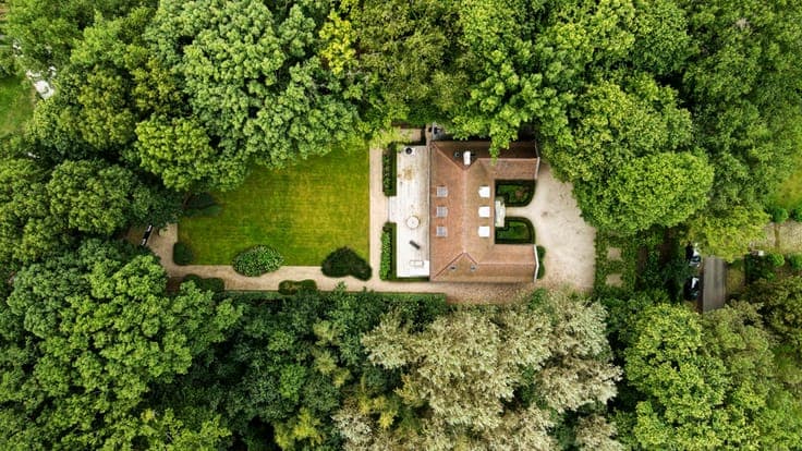 Villa met ruime slaapkamers in een oase van groen te Deurle