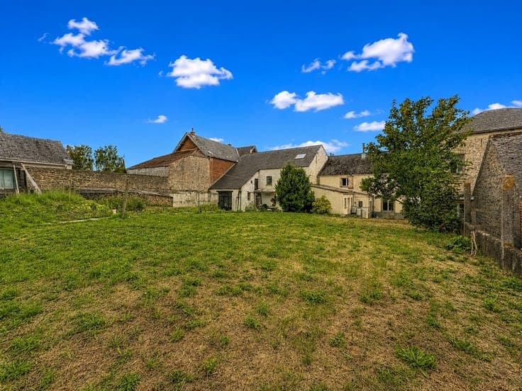 JOLIE MAISON PLEINE DE CHARME A RENOVER