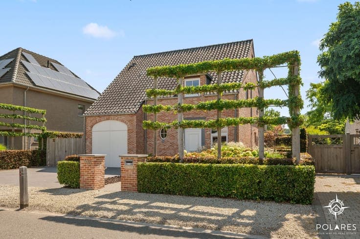 Beautiful villa with south-facing garden and holiday feeling