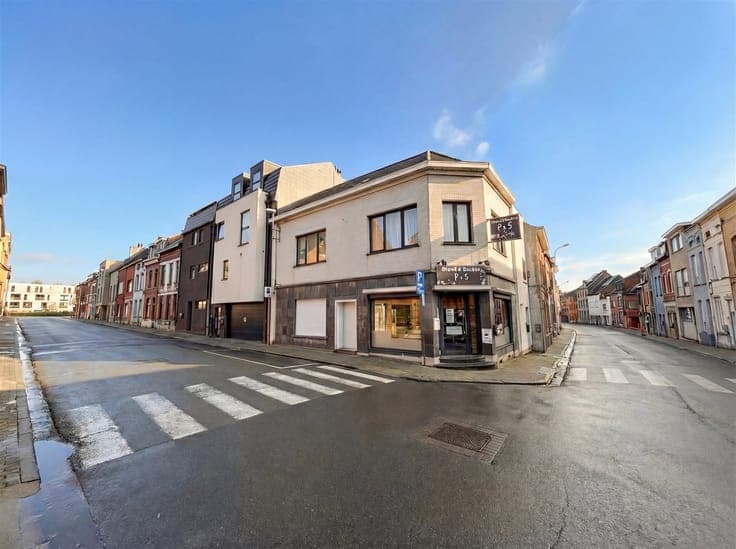 RENTAL PROPERTY WITH COMMERCIAL SPACE AND APARTMENT