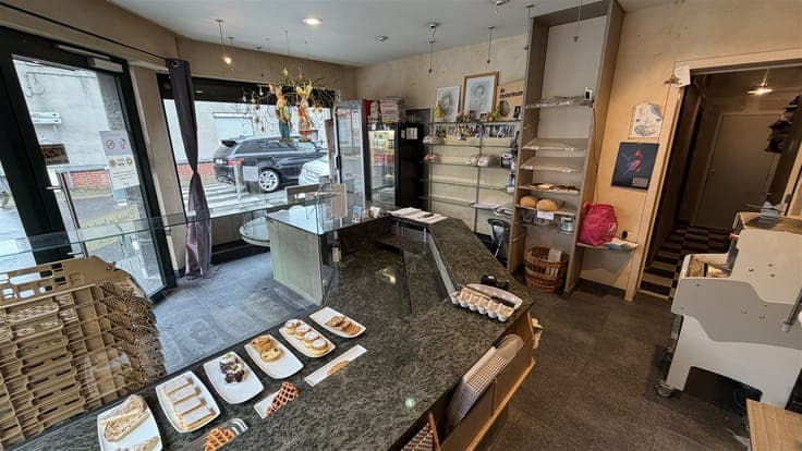 RENTAL PROPERTY WITH COMMERCIAL SPACE AND APARTMENT