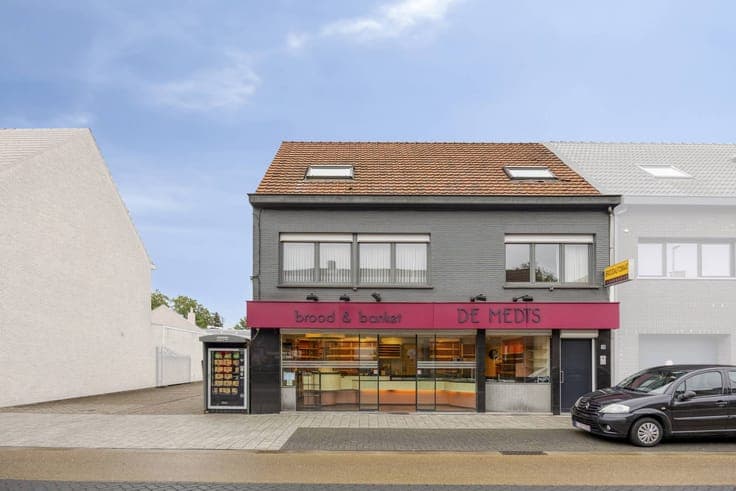Commercial property with house, 6 bedrooms, for sale in the