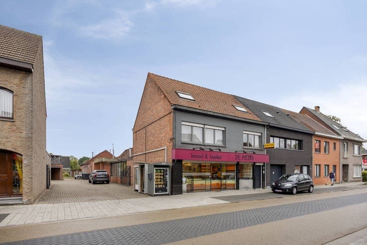 Commercial property with house, 6 bedrooms, for sale in the